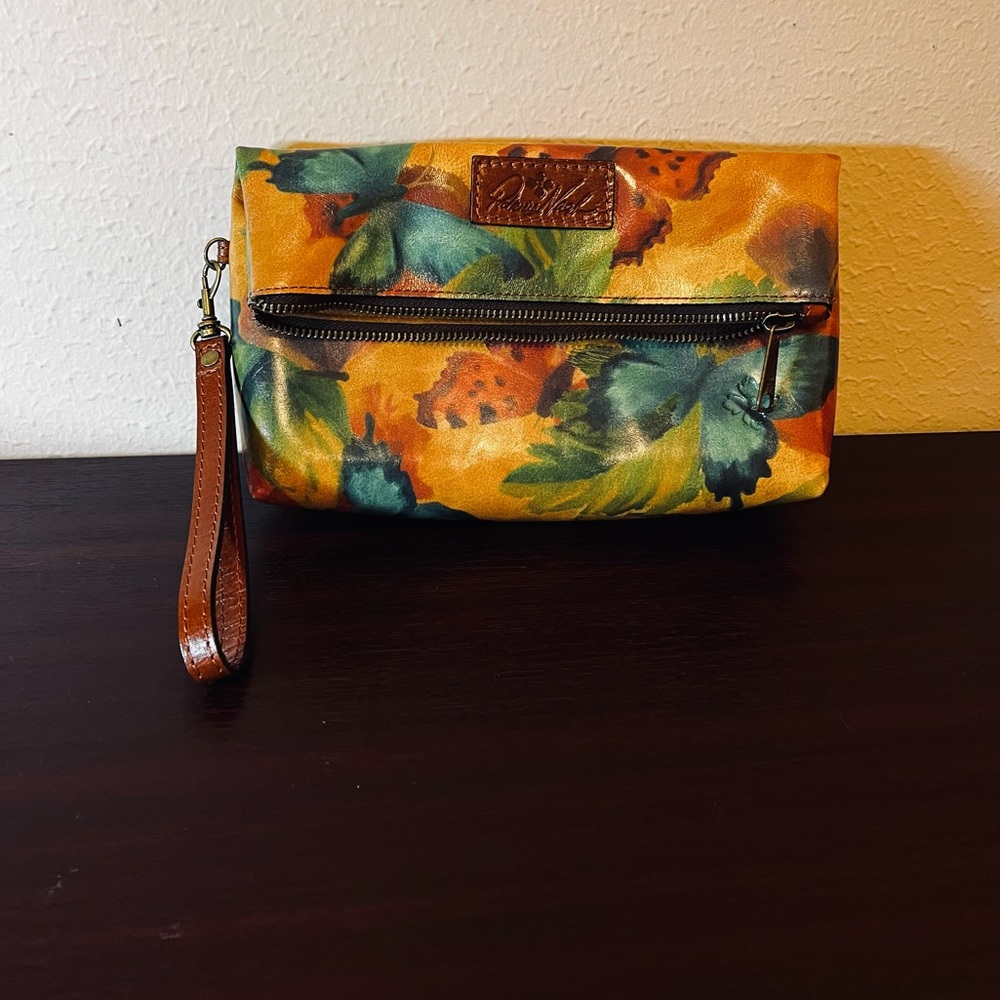 NWOT Patricia Nash Floral & Butterfly Wristlet Clutch